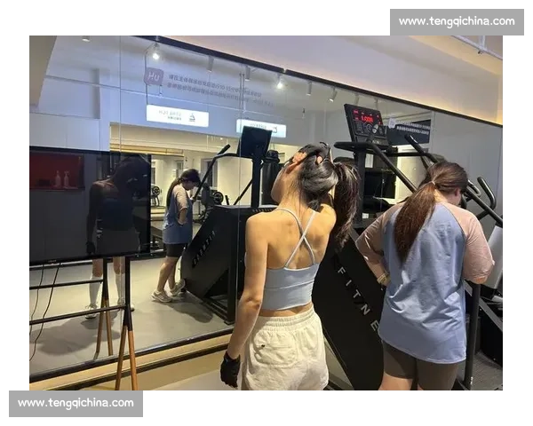 两小伙围观健身美女,结局反转太解气 两小伙围观健身美女,结局反转太解气